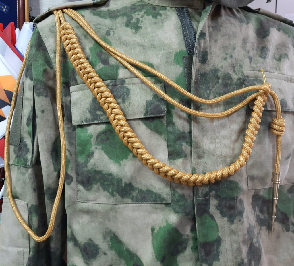 Аксельбант офицерский корейская нить (1 наконечник) золото